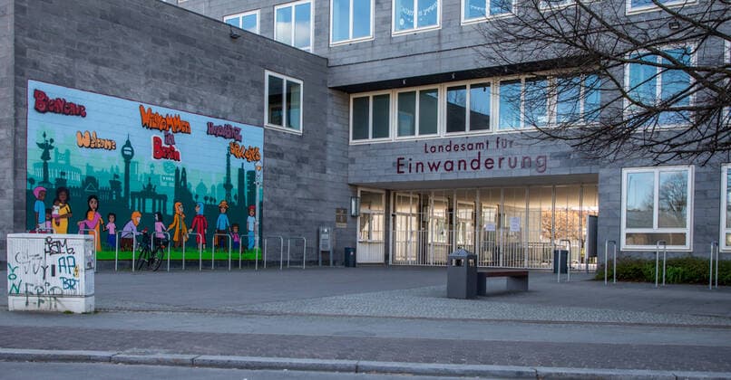 Coronavirus in Berlin Berlin, 02 04 2020, lettering State Office for Immigration Because of the coronavirus there are considerable restrictions Consultations are carried out online and in writing, applications can be submitted online Berlin Berlin Germany