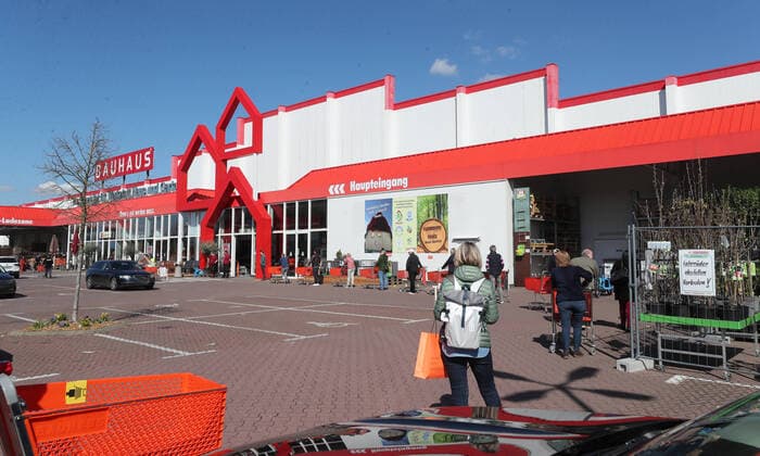 Building markets will be open again for non-business customers from Saturday, April 4, 2020, after 14 days of not being able to do so, Impressions in Braunschweig Bauhaus, queue of people in front of the main entrance at a safe distance Braunschweig
