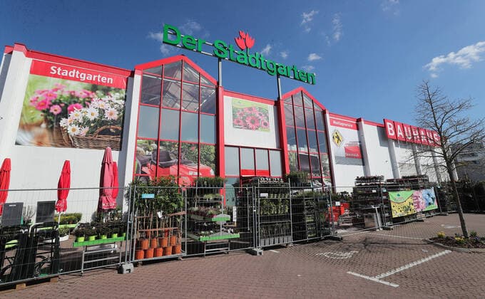 Building markets will be open again for non-business customers from Saturday, April 4, 2020, after 14 days of not being able to do so, Impressions in Braunschweig Bauhaus, garden department of the Stadtgarten Braunschweig