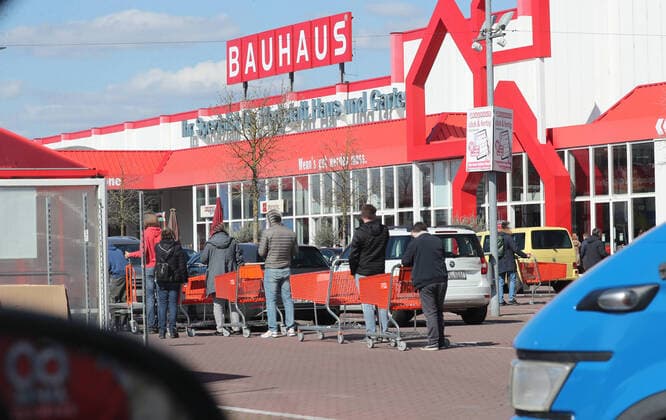 DIY stores will be open again for non-business customers from Saturday, April 4, 2020, after 14 days of not being able to do so, Impressions in Braunschweig Bauhaus queues of people with shopping trolleys Braunschweig