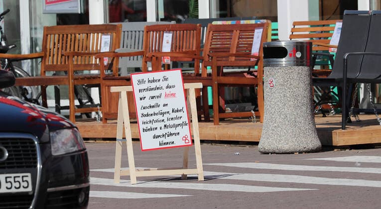 Building markets will be open again for non-business customers from Saturday, April 4, 2020, after 14 days of inactivity, impressions in Braunschweig Bauhaus, sign currently no cutting possible Braunschweig
