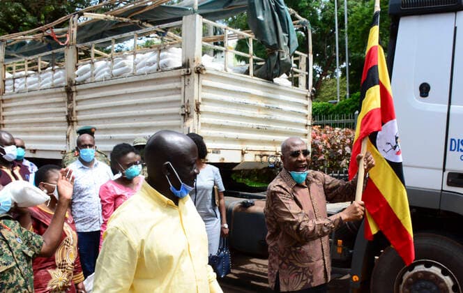 News Bilder des Tages (200404) -- KAMPALA, April 4, 2020 (Xinhua) -- Ugandan Prime Minister Ruhakana Rugunda (1st R) takes part in the door-to-door food distribution in Kampala, capital of Uganda, April 4, 2020. Uganda on Saturday started relief food distribution to about 1.5 million urban poor who are affected by the lockdown as a measure to contain the COVID-19 outbreak in the country. (Photo by Nicholas Kajoba Xinhua) UGANDA-KAMPALA-RELIEF FOOD DISTRIBUTION-COVID-19 