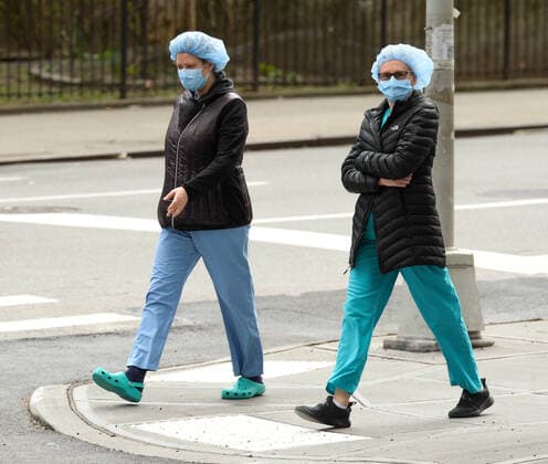 April 4, 2020, New Yok Manhattan: Nurses walking in front of the hospital. 04 04 20 New York Manhattan Mount Sinai Hospital. New Yok Manhattan - ZUMAs252 20200404_znp_s252_001 Copyright: xMarcusxSantosx