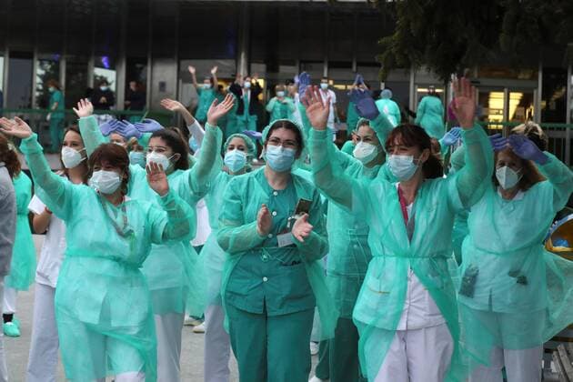 Health workers react as they take part in the nationwide daily gratitude applause to thank members of the sanitary personnel as well as the society in front of 12 de Octubre Hospital in Madrid, Spain, 04 April 2020. Spain faces the 21st consecutive day of mandatory home confinement in a bid to slow down the spread of the pandemic COVID-19 disease caused by the SARS-CoV-2 coronavirus. Spanish Primer Minister announced today that he will be asking Parliament to approve an extension of lockdown of 15 days until 26 April 2020. Coronavirus in Spain !ACHTUNG: NUR REDAKTIONELLE NUTZUNG!  Copyright: xKikoxHuescax GRAF5823 20200404-637216296299254046