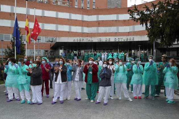 News Bilder des Tages Health workers react as they take part in the nationwide daily gratitude applause to thank members of the sanitary personnel as well as the society in front of 12 de Octubre Hospital in Madrid, Spain, 04 April 2020. Spain faces the 21st consecutive day of mandatory home confinement in a bid to slow down the spread of the pandemic COVID-19 disease caused by the SARS-CoV-2 coronavirus. Spanish Primer Minister announced today that he will be asking Parliament to approve an extension of lockdown of 15 days until 26 April 2020. Coronavirus in Spain !ACHTUNG: NUR REDAKTIONELLE NUTZUNG!  Copyright: xKikoxHuescax GRAF5818 20200404-637216296338317011