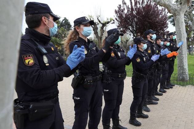 Police officers take part in the nationwide daily gratitude applause to thank members of the sanitary personnel as well as the society in front of 12 de Octubre Hospital in Madrid, Spain, 04 April 2020. Spain faces the 21st consecutive day of mandatory home confinement in a bid to slow down the spread of the pandemic COVID-19 disease caused by the SARS-CoV-2 coronavirus. Spanish Primer Minister announced today that he will be asking Parliament to approve an extension of lockdown of 15 days until 26 April 2020. Coronavirus in Spain !ACHTUNG: NUR REDAKTIONELLE NUTZUNG!  Copyright: xKikoxHuescax GRAF5822 20200404-637216296967823424