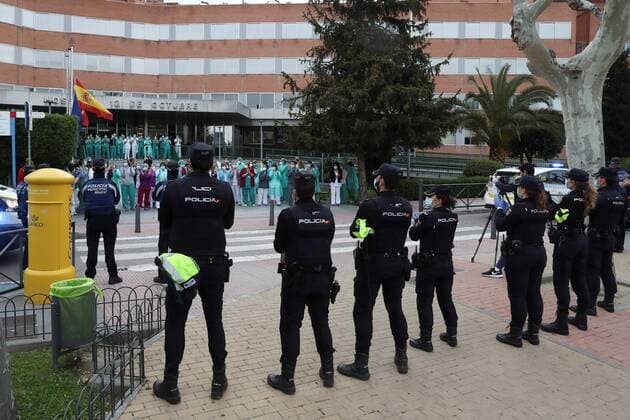 Police officers take part in the nationwide daily gratitude applause to thank members of the sanitary personnel as well as the society in front of 12 de Octubre Hospital in Madrid, Spain, 04 April 2020. Spain faces the 21st consecutive day of mandatory home confinement in a bid to slow down the spread of the pandemic COVID-19 disease caused by the SARS-CoV-2 coronavirus. Spanish Primer Minister announced today that he will be asking Parliament to approve an extension of lockdown of 15 days until 26 April 2020. Coronavirus in Spain !ACHTUNG: NUR REDAKTIONELLE NUTZUNG!  Copyright: xKikoxHuescax GRAF5820 20200404-637216297003301451