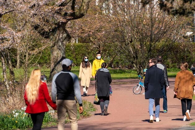 The Stadtgarten in downtown Essen, Saturday, 04 04 20, people keep to the ban on contact, keep their distance, not many visitors despite sun and spring weather, effects of the corona crisis in Germany,