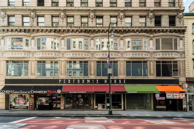 New York during the COVID-19 pandemic Closed and open businesses on West 14th St in New York on Saturday, April 4, 2020. (  RichardxB.xLevine