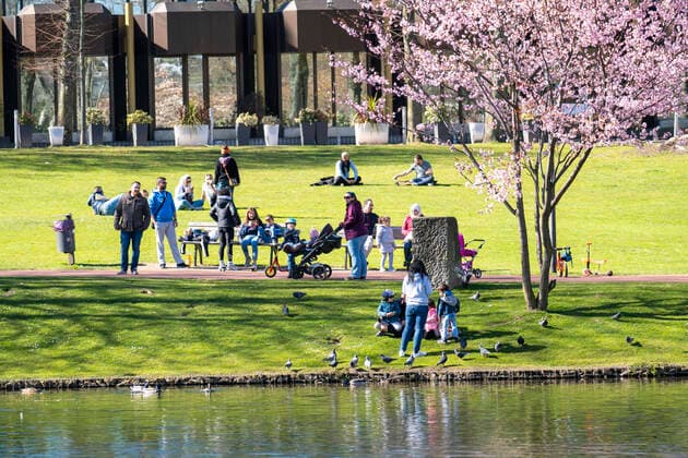 The Stadtgarten in downtown Essen, Saturday, 04 04 20, people keep to the ban on contact, keep their distance, not many visitors despite sun and spring weather, effects of the corona crisis in Germany,