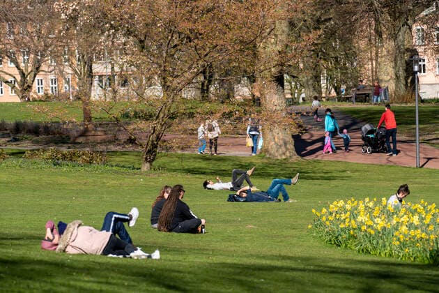 The Stadtgarten in downtown Essen, Saturday, 04 04 20, people keep to the ban on contact, keep their distance, not many visitors despite sun and spring weather, effects of the corona crisis in Germany,