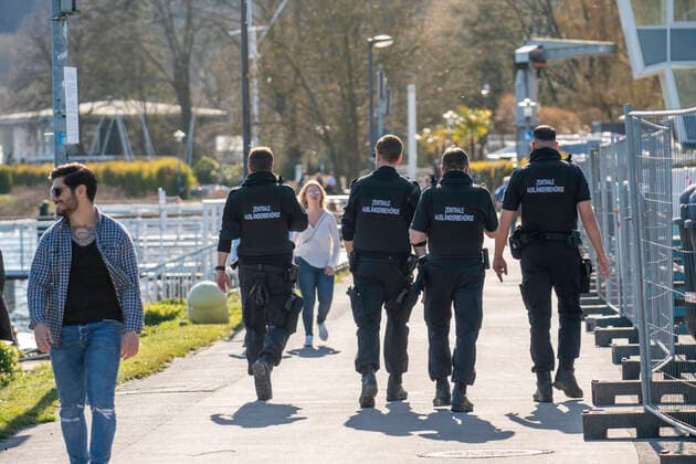 Lake Baldeney in Essen, Saturday, 04 04 20, patrol of the citys central foreigners authority, as a security service, closed regatta grandstands, otherwise hundreds of people sunbathe here, observe the ban on contact, keep their distance, not many visitors despite sun and spring weather, effects of the corona crisis in Germany,