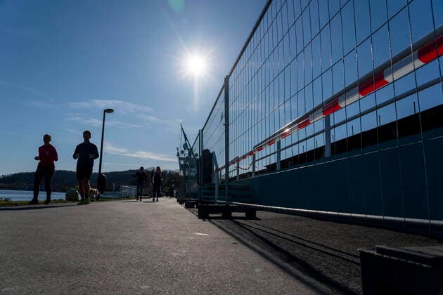 Lake Baldeney in Essen, Saturday, 04 04 20, closed regatta grandstands, otherwise hundreds of people sunbathe here, observe the ban on contact, keep their distance, not many visitors despite sun and spring weather, effects of the corona crisis in Germany,