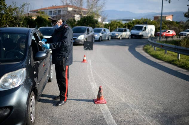 Corigliano-Rossano, checks by the Carabinieri to check if those who come out are in compliance with the self-certifications, in order to prevent too many people from leaving the house, or doing so for just cause. Many disputes, many fines and several complaints. 04 04 2020, Corigliano-Rossano, Italy  Copyright: xAlfonsoxDixVincenzox xIPAx xKontrolabx