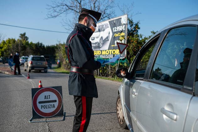 Corigliano-Rossano, checks by the Carabinieri to check if those who come out are in compliance with the self-certifications, in order to prevent too many people from leaving the house, or doing so for just cause. Many disputes, many fines and several complaints. 04 04 2020, Corigliano-Rossano, Italy  Copyright: xAlfonsoxDixVincenzox xIPAx xKontrolabx