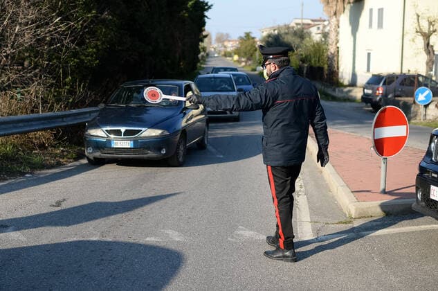 Corigliano-Rossano, checks by the Carabinieri to check if those who come out are in compliance with the self-certifications, in order to prevent too many people from leaving the house, or doing so for just cause. Many disputes, many fines and several complaints. 04 04 2020, Corigliano-Rossano, Italy  Copyright: xAlfonsoxDixVincenzox xIPAx xKontrolabx