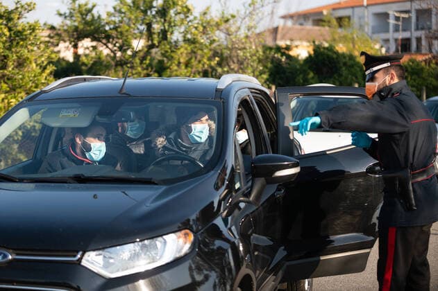 Corigliano-Rossano, checks by the Carabinieri to check if those who come out are in compliance with the self-certifications, in order to prevent too many people from leaving the house, or doing so for just cause. Many disputes, many fines and several complaints. 04 04 2020, Corigliano-Rossano, Italy  Copyright: xAlfonsoxDixVincenzox xIPAx xKontrolabx