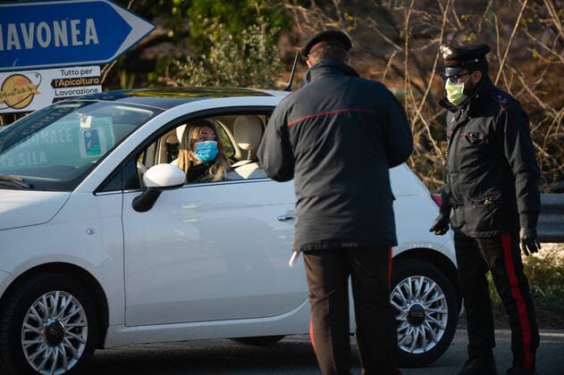Corigliano-Rossano, checks by the Carabinieri to check if those who come out are in compliance with the self-certifications, in order to prevent too many people from leaving the house, or doing so for just cause. Many disputes, many fines and several complaints. 04 04 2020, Corigliano-Rossano, Italy  Copyright: xAlfonsoxDixVincenzox xIPAx xKontrolabx