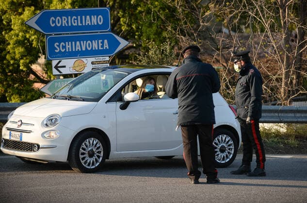 Corigliano-Rossano, checks by the Carabinieri to check if those who come out are in compliance with the self-certifications, in order to prevent too many people from leaving the house, or doing so for just cause. Many disputes, many fines and several complaints. 04 04 2020, Corigliano-Rossano, Italy  Copyright: xAlfonsoxDixVincenzox xIPAx xKontrolabx