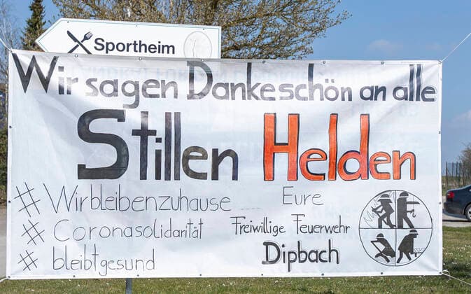 Dipbach, Landkreis Würzburg, 04 04 2020, We say thank you to all silent heroes Picture The voluntary fire brigade Dipbach thanks all silent heroes in the Corona crisis with a huge poster Copyright: HMBxMediax xHeikoxBecker