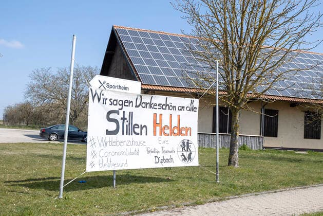 Dipbach, Landkreis Würzburg, 04 04 2020, We say thank you to all silent heroes Picture The voluntary fire brigade Dipbach thanks all silent heroes in the Corona crisis with a huge poster Copyright: HMBxMediax xHeikoxBecker