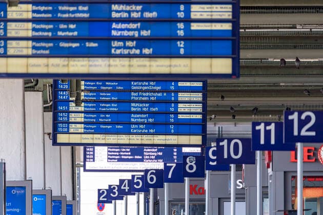 DEU, Germany, Baden Württemberg, Stuttgart, 04 04 2020 Stuttgart Central Station Effects of the Corona Crisis The railways call on travellers Only travel when it is unavoidable
