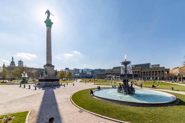 DEU, Germany, Baden Württemberg, Stuttgart, 04 04 2020 Contact ban effective Despite beautiful spring weather, most people stick to the contact ban and travel alone or in pairs Schlossplatz Stuttgart