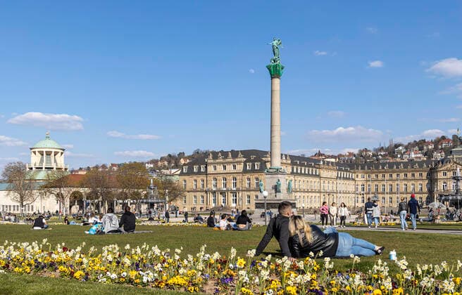 DEU, Germany, Baden Württemberg, Stuttgart, 04 04 2020 Contact ban effective Despite beautiful spring weather, most people stick to the contact ban and travel alone or in pairs Schlossplatz Stuttgart