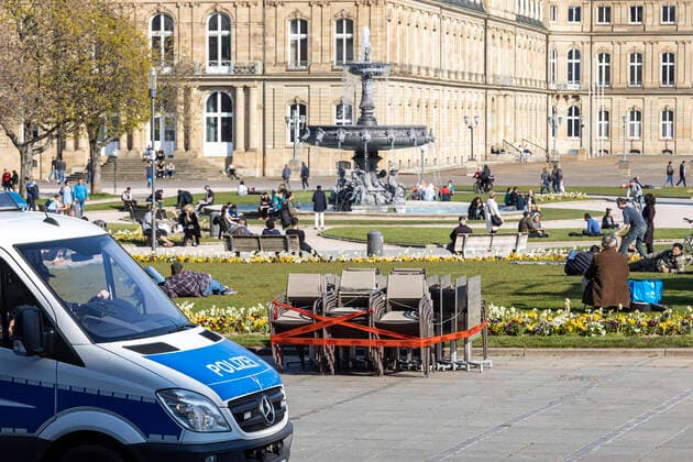 DEU, Germany, Baden Württemberg, Stuttgart, 04 04 2020 Contact ban effective Despite beautiful spring weather, most people stick to the contact ban and travel alone or in pairs Schlossplatz Stuttgart