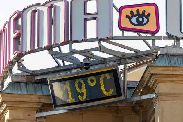 DEU, Germany, Baden Württemberg, Stuttgart, 04 04 2020 Contact ban effective Despite beautiful spring weather, most people stick to the contact ban and travel alone or in pairs Temperature 19 degrees