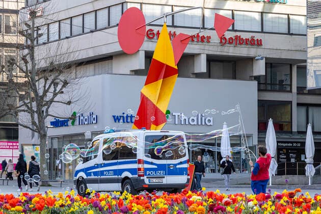 DEU, Germany, Baden Württemberg, Stuttgart, 04 04 2020 Contact ban effective Despite beautiful spring weather, most people stick to the contact ban and travel alone or in pairs In front of the Kunstmuseum am Schlossplatz, a street artist creates soap bubbles
