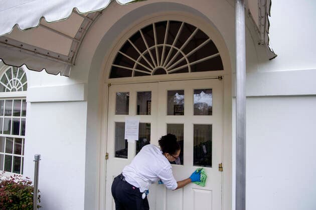 April 4, 2020, Washington, District of Columbia, USA: A cleaning staff employee wipes down the briefing room doors before the daily coronavirus briefing at the White House Washington, D.C., U.S., on Saturday, April 4, 2020. New York s death toll from coronavirus on Saturday surpassed 3,500 as confirmed cases rose to 113,704, bringing the U.S. total to more than 7,700 fatalities and 287,000 cases Washington USA - ZUMAs152 20200404_zaa_s152_002 Copyright: xTasosxKatopodisx