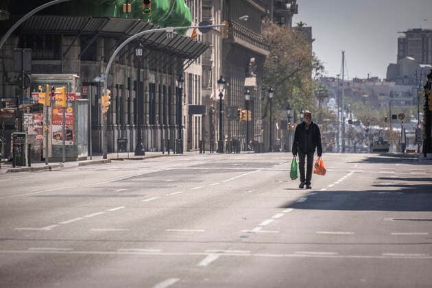 April 4, 2020, Barcelona, Catalonia, Spain: A man walks on the deserted Via Laietana road carrying shopping bags during the Covid-19 contagion..Barcelona is facing its twenty-first day of home confinement. After the announcement of the President of the Spanish Government, Pedro Sanchez, to extend house confinement, Spanish citizens will be confined until April 25. Barcelona Spain - ZUMAs197 20200404_zaa_s197_091 Copyright: xPacoxFreirex