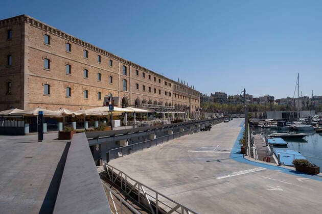 April 4, 2020, Barcelona, Catalonia, Spain: The recreational yacht area of Port Vell is seen without people or activity during the contagion of the Covid-19..Barcelona is facing its twenty-first day of home confinement. After the announcement of the President of the Spanish Government, Pedro Sanchez, to extend house confinement, Spanish citizens will be confined until April 25. Barcelona Spain - ZUMAs197 20200404_zaa_s197_096 Copyright: xPacoxFreirex