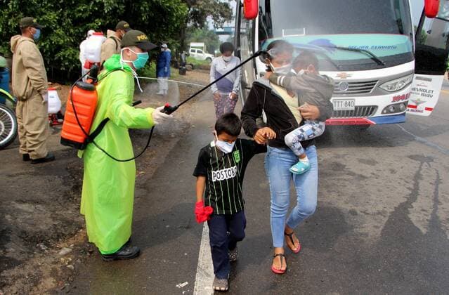 Venezuelan families comply with control measures in the municipality of Los Patios, in the department of Norte de Santander (Colombia), before being deported to Venezuela, 04 April 2020. After Migration Colombia began the deportation procedures for Venezuelan citizens in the city of Bogotá, uniformed officers from the Group for the Protection of Children and Adolescents sprayed vehicles from the interior of the country and preventive screening checks on each foreign citizen who will be deported to Venezuela. Venezuelan families are disinfected in the municipality of Los Patios !ACHTUNG: NUR REDAKTIONELLE NUTZUNG!  Copyright: xSTRx AME250 20200404-637216355702660585
