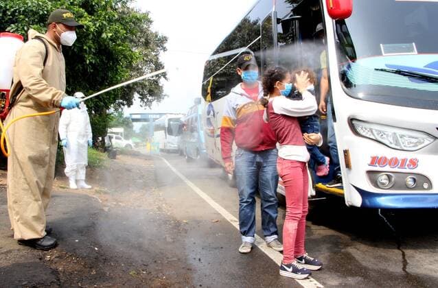 News Bilder des Tages Venezuelan families comply with control measures in the municipality of Los Patios, in the department of Norte de Santander (Colombia), before being deported to Venezuela, 04 April 2020. After Migration Colombia began the deportation procedures for Venezuelan citizens in the city of Bogotá, uniformed officers from the Group for the Protection of Children and Adolescents sprayed vehicles from the interior of the country and preventive screening checks on each foreign citizen who will be deported to Venezuela. Venezuelan families are disinfected in the municipality of Los Patios !ACHTUNG: NUR REDAKTIONELLE NUTZUNG!  Copyright: xSTRx AME251 20200404-637216355714848076
