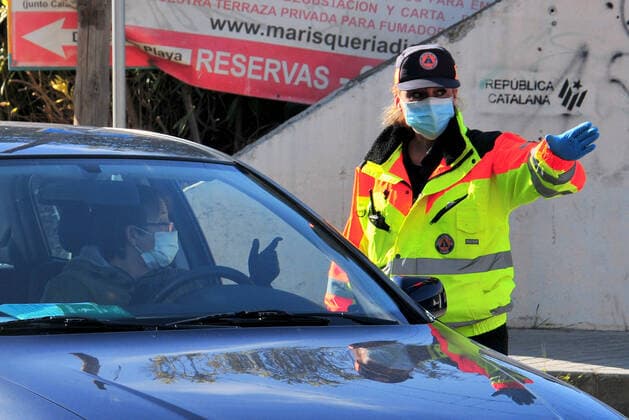 April 4, 2020, Calafell, Tarragona, Spain: A volunteer informing citizens at a check point during the Covid-19 virus pandemic. .The Civil Protection volunteers of Calafell, collaborated in the fight against the covid19 virus by informing drivers about the confinement laws that the government has dictated. Calafell Spain - ZUMAs197 20200404_zaa_s197_113 Copyright: xRamonxCostax