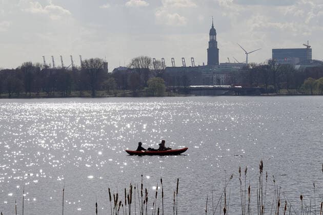 Contact ban Außenalster 04 04 2020, DEU, Deutschland, Hamburg A canoe is swimming on the Alster during the contact ban due to the corona crisis Hamburg Hamburg Deutschland