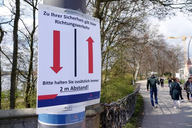 Contact ban Außenalster 04 04 2020, DEU, Deutschland, Hamburg People are on the Alster during the contact ban due to the corona crisis A sign with 2 arrows hangs on a tree, with the inscription For your safety, there is directional traffic here Please keep an additional distance of 2 meters Hamburg Hamburg Deutschland