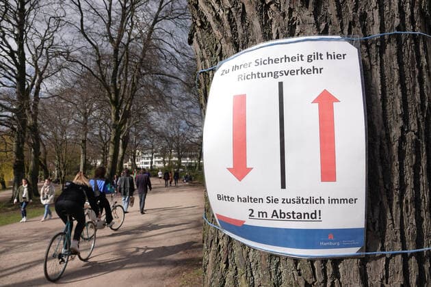 Contact ban Außenalster 04 04 2020, DEU, Deutschland, Hamburg People are on the Alster during the contact ban due to the corona crisis A sign with 2 arrows hangs on a tree, with the inscription For your safety, there is directional traffic here Please keep an additional distance of 2 meters Hamburg Hamburg Deutschland