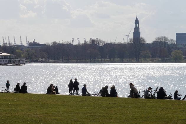 Contact ban Außenalster 04 04 2020, DEU, Deutschland, Hamburg People are on the Alster during the contact ban due to the corona crisis Hamburg Hamburg Deutschland