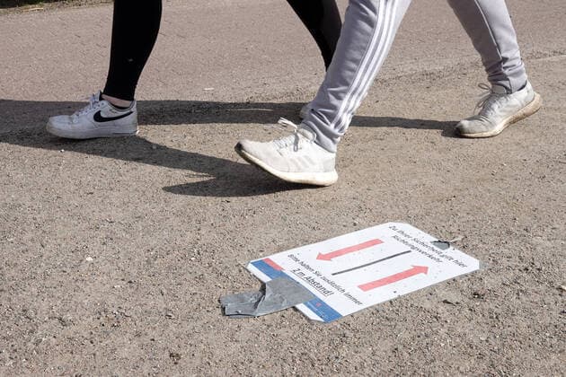 Contact ban Außenalster 04 04 2020, DEU, Deutschland, Hamburg People are on the Alster during the contact ban due to the corona crisis There is a sign on the ground with 2 arrows on it saying For your safety there is directional traffic here Please keep an additional distance of 2 meters Hamburg Hamburg Deutschland