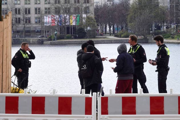 Contact ban control and fine 04 04 2020, DEU, Germany, Hamburg Four people are being controlled during the contact ban due to the corona crisis on the Alster According to the information provided by those controlled, all four people were fined 150 euros each Hamburg Hamburg Deutschland