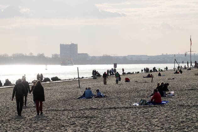 Contact ban Elbstrand Oevelgönne 04 04 2020, DEU, Germany, Hamburg People are on the road Elbstrand Oevelgönne during the contact ban because of the corona crisis Hamburg Hamburg Deutschland