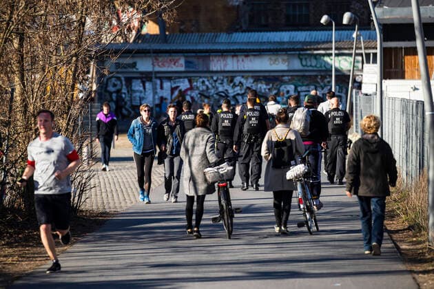 Police checks compliance with the measures to ban contact at Gleisdreieckpark in Berlin on 4 April 2020 In order to slow down the spread of the coronavirus SARS CoV 2, the federal and state governments decided to impose further restric
