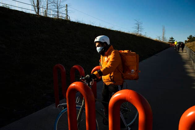 A supplier of Lieferando with a face mask in Berlin on 4 April 2020 In order to slow down the spread of the coronavirus SARS CoV 2, the federal and state governments decided on further restrictions After museums, theatres, sporting events etc. were banned, further tightened m