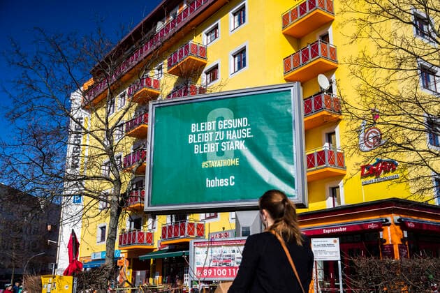 High C poster with writing Stays healthy, stays at home, stays strong in Berlin on April 4, 2020 To slow down the spread of the coronavirus SARS CoV 2, the federal and state governments decided on further restrictions After museums, theatres, spo