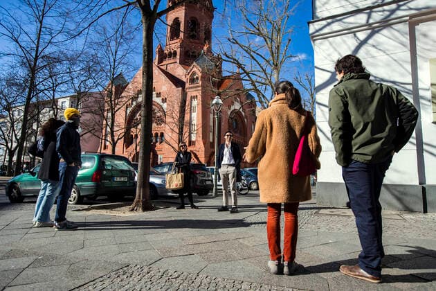 Three groups of acquaintances observe the rules of the contact ban in an exemplary manner and speak at a distance in Berlin on April 4, 2020 In order to slow down the spread of the coronavirus SARS CoV 2, the federal and st