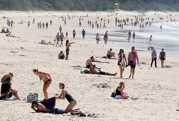 AUSTRALIA CORONAVIRUS COVID-19, Crowds are seen at Burleigh Beach on the Gold Coast, Sunday, April 5, 2020. The Queensland premier Annastacia Palaszczuk has again warned residents who continue to flout social distancing guidelines. ( NO ARCHIVING, EDITORIAL USE ONLY, NO USE IN BOOKS WITHOUT CONSENT GOLD COAST QLD AUSTRALIA  Copyright: xDAVExHUNTx 20200405001461853014