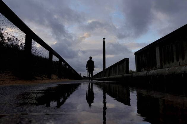 AUSTRALIA CORONAVIRUS COVID-19, A local resident walks on the Mordialloc foreshore in Melbourne, Sunday, April 5, 2020. Victoria s first weekend since harsher social distancing laws were implemented will start with a ban on all but the most basic outdoor activities. ( NO ARCHIVING, EDITORIAL USE ONLY, NO USE IN BOOKS WITHOUT CONSENT MELBOURNE VIC AUSTRALIA  Copyright: xMICHAELxDODGEx 20200405001461853835